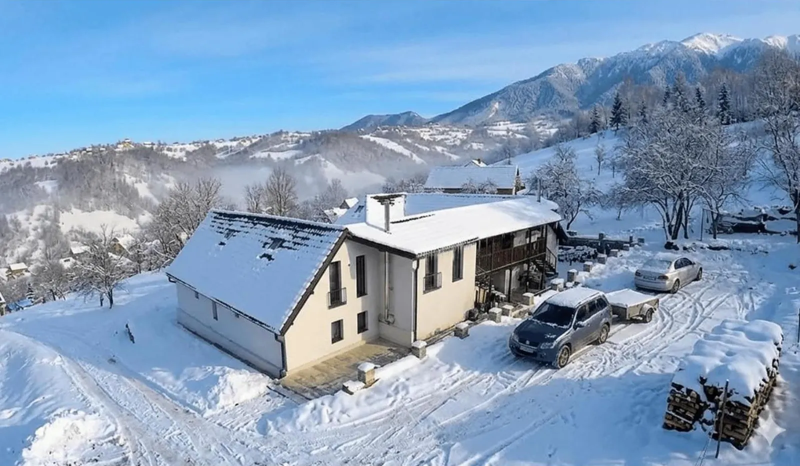 Moșia iarna, văzută din dronă, cu munții în spate