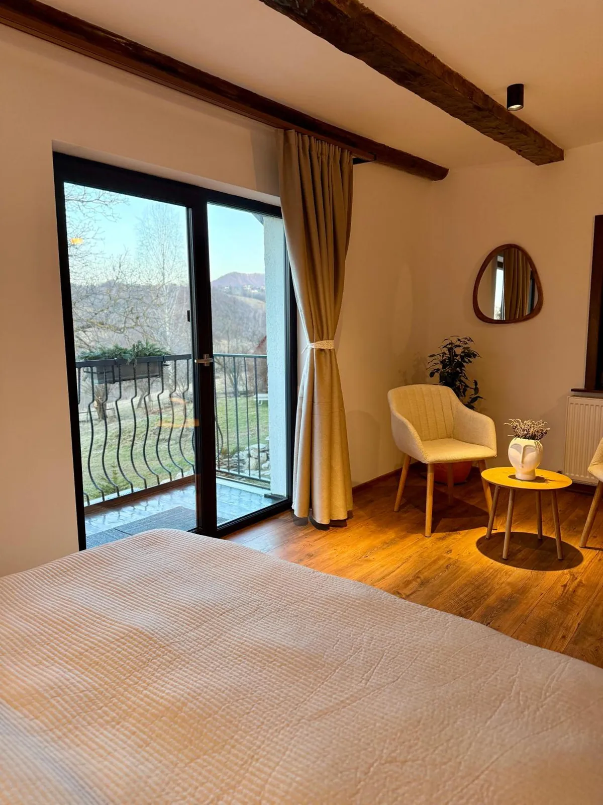 Cameră dublă cu ușă spre balcon și vedere la munte