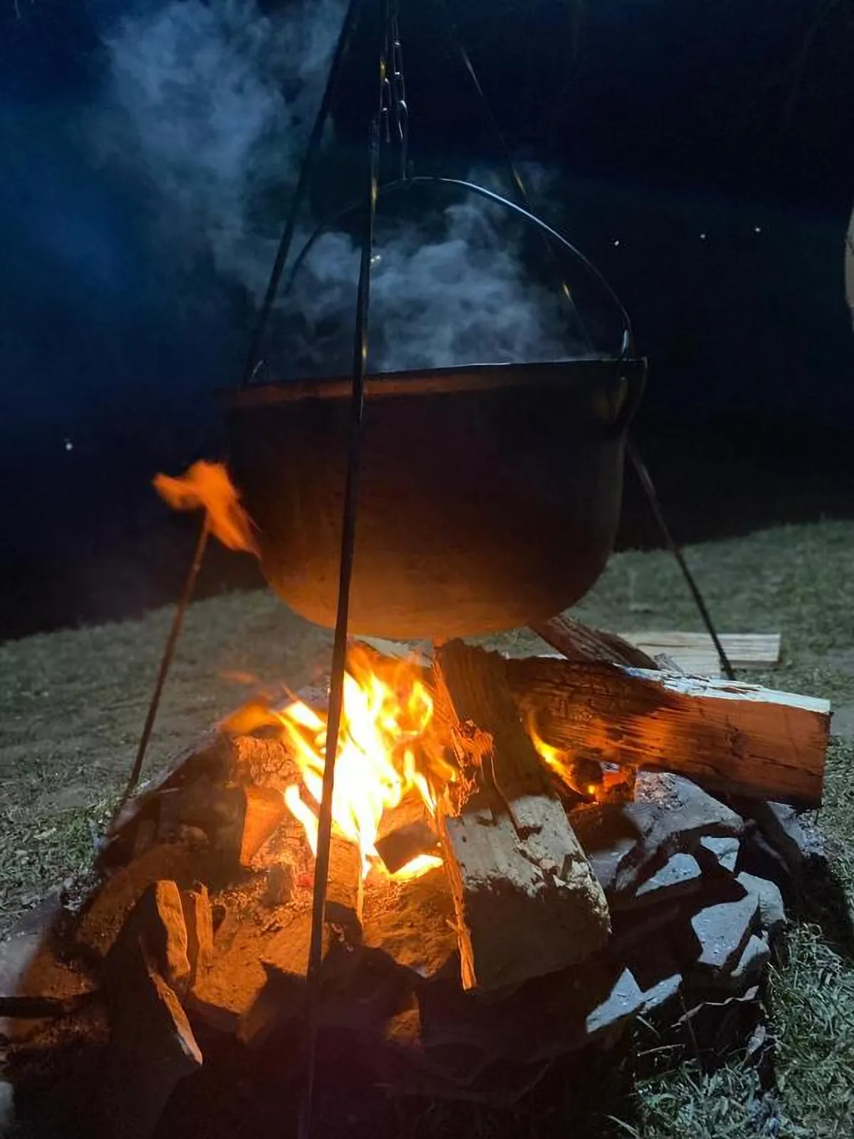Ceaun pe foc, seara, în grădină